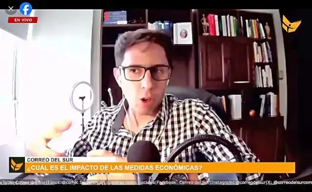 El economista Mauricio Ríos durante una entrevista en Correo del Sur Radio.