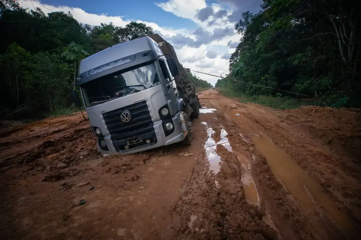 Camión atascado en el barro de la carretera BR-319.