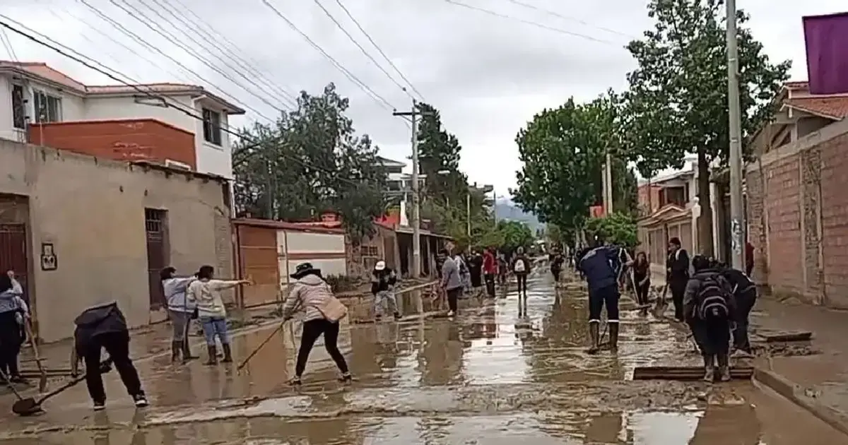Trabajadores municipales de Tiquipaya en labores de limpieza del lodo en el sector Troje.