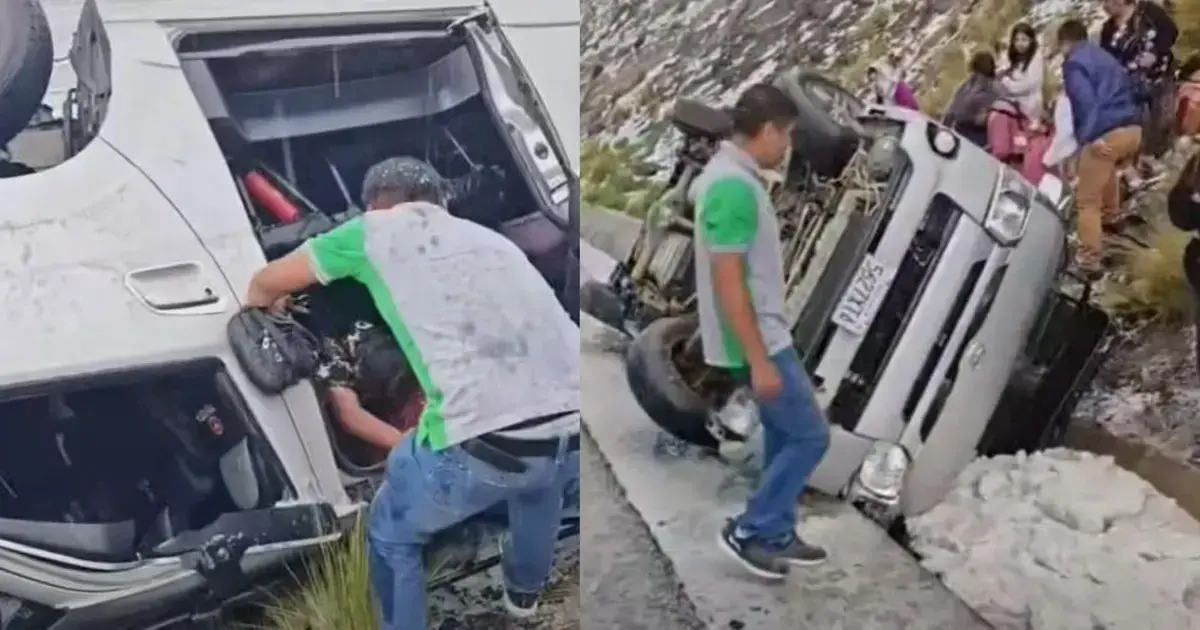 El minibús terminó con vuelco de costado en la carretera.