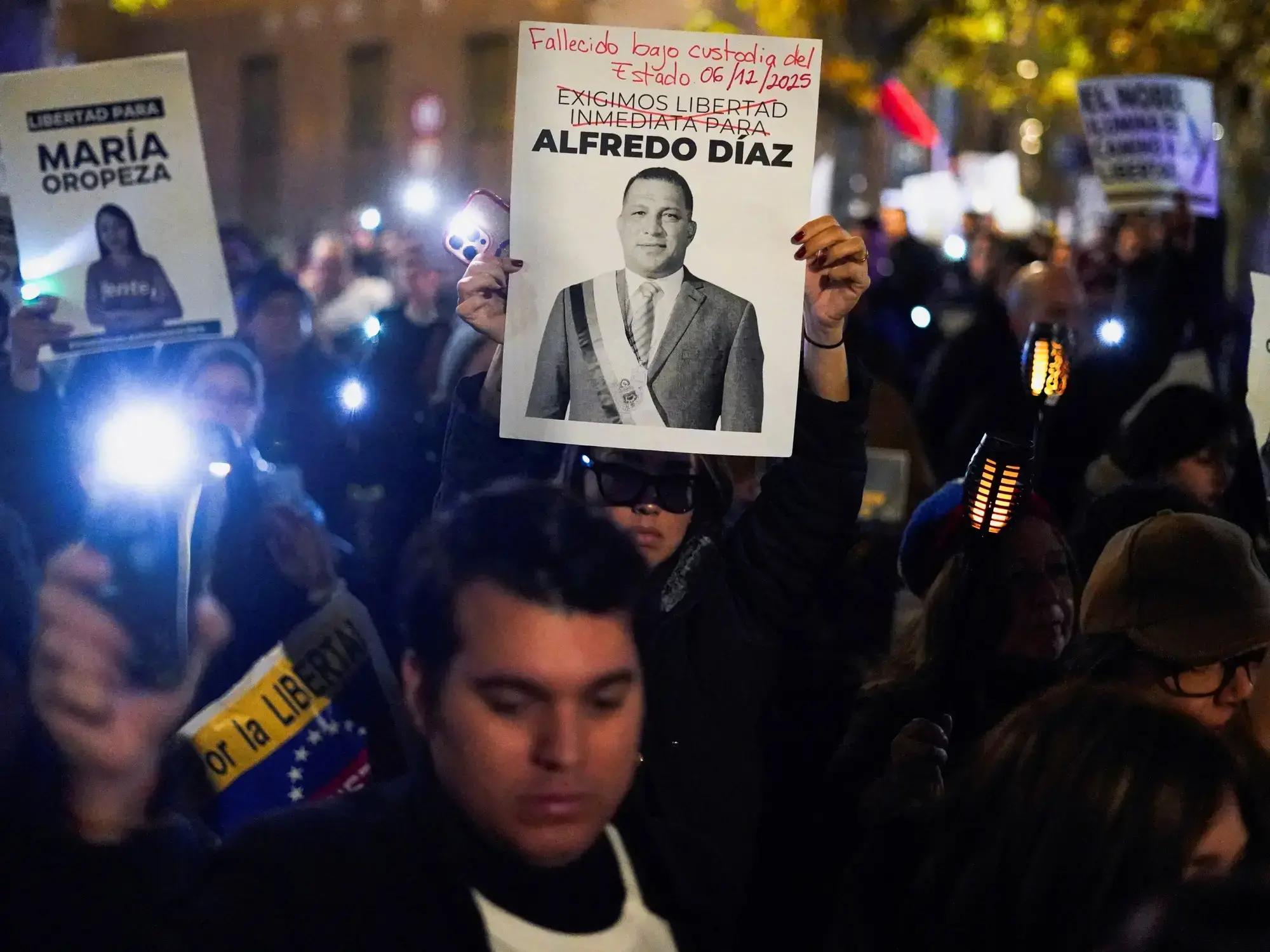 Un cartel con la imagen de Alfredo Díaz, exgobernador venezolano que murió en una prisión de la Policía de Inteligencia, en M