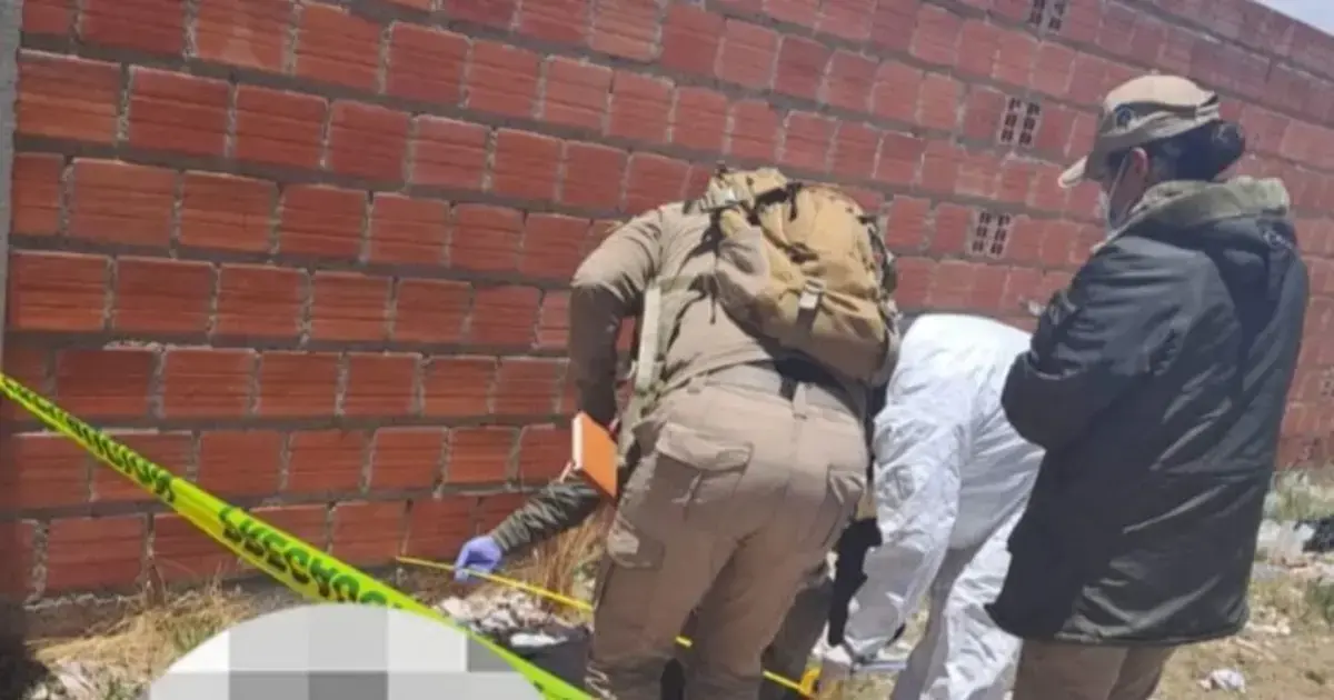 Personal de la Felcc realiza el levantamiento del cuerpo de la mujer de 33 años, hallada en la ciudad de El Alto.