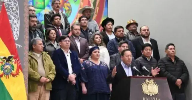 El expresidente Arce junto a su gabinete ministerial.