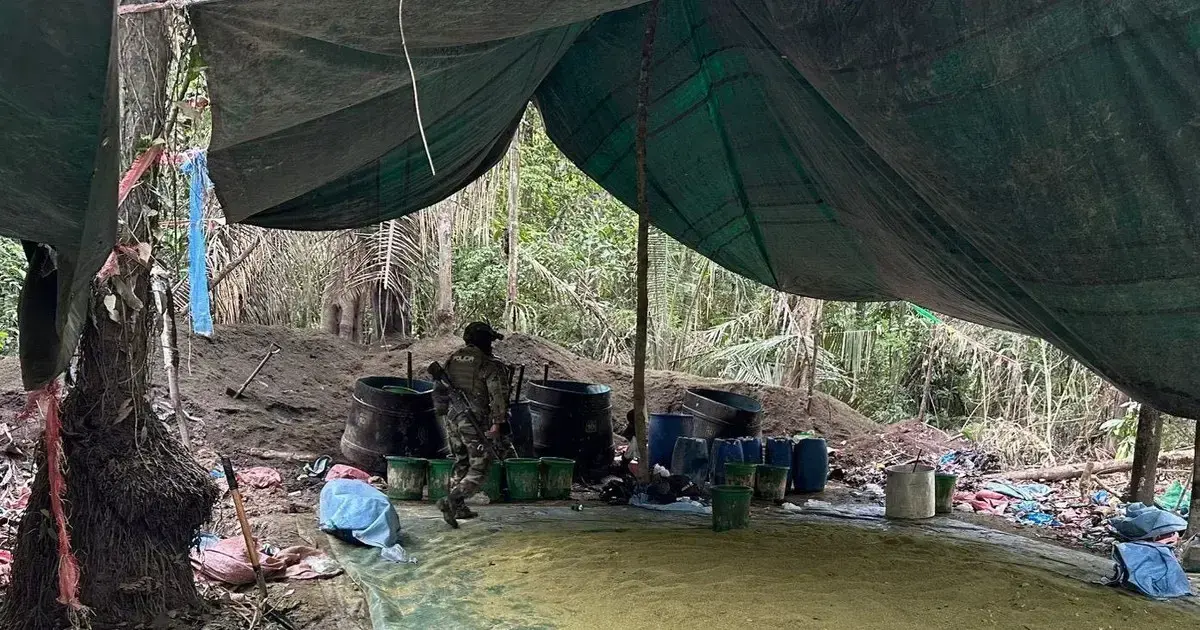 Agentes de la Felcn incineraron las tres fábricas móviles intervenidas.
