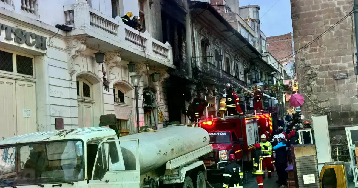 Incendio en una casa colonial cerca de la Iglesia San Francisco en La Paz.