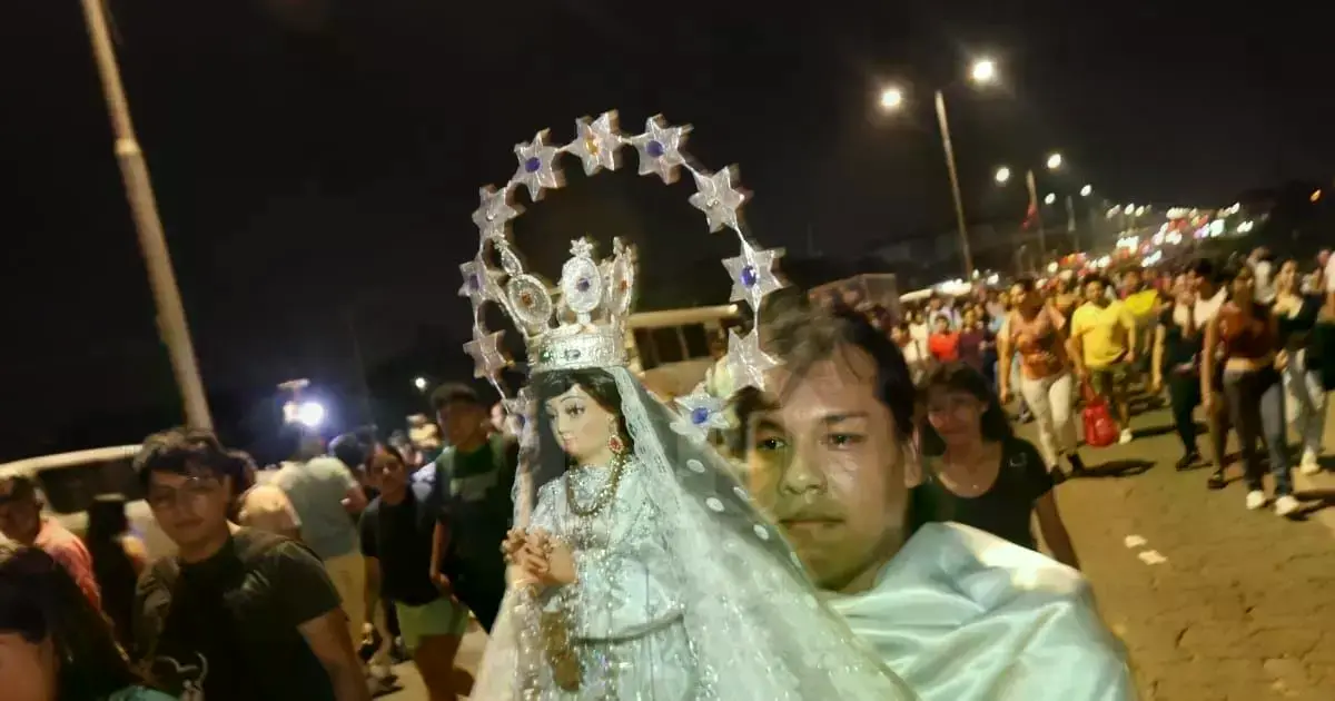 Peregrinos avanzan durante la noche hacia el Santuario de Cotoca.
