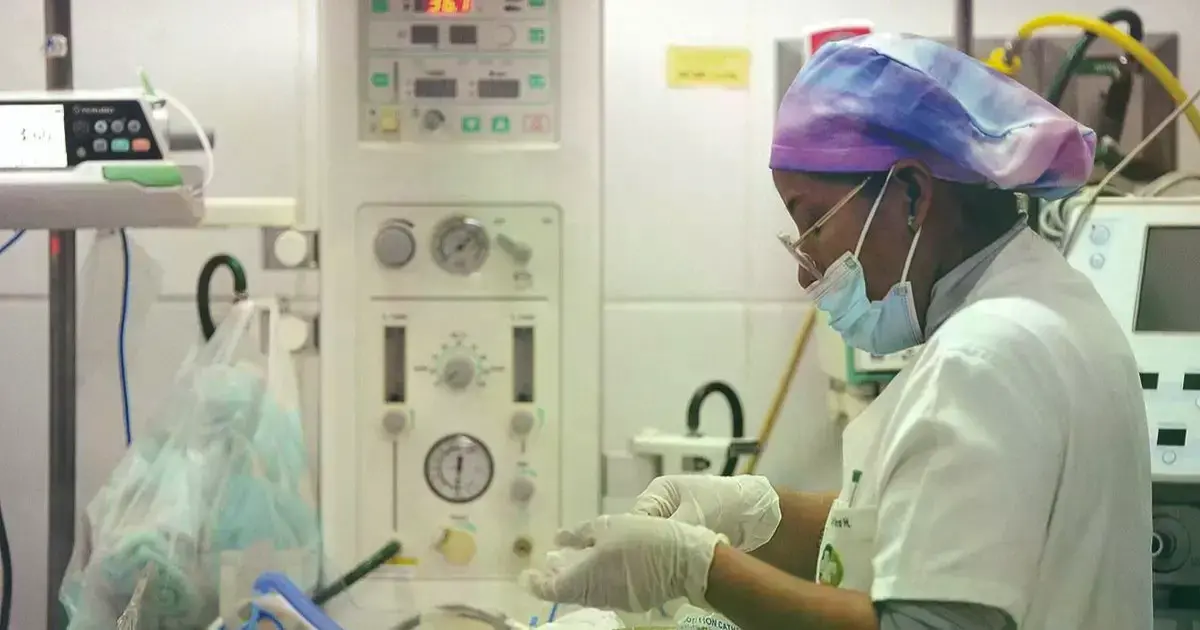 Una enfermera da los cuidados necesarios a un recién nacido.