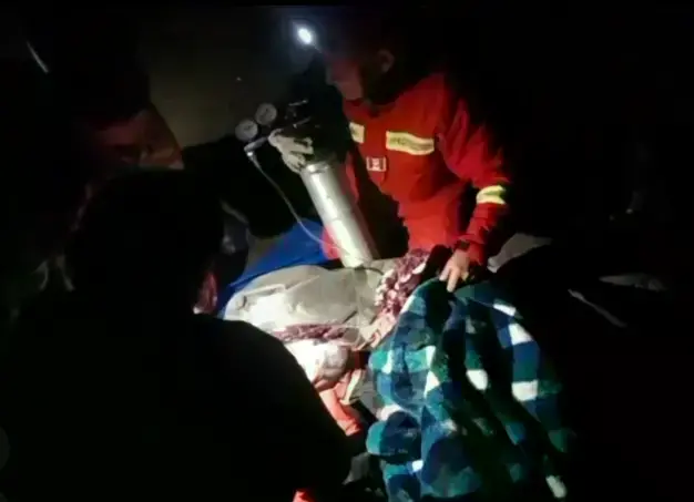 Un efectivo de Bomberos ayuda a uno de los heridos en el accidente.