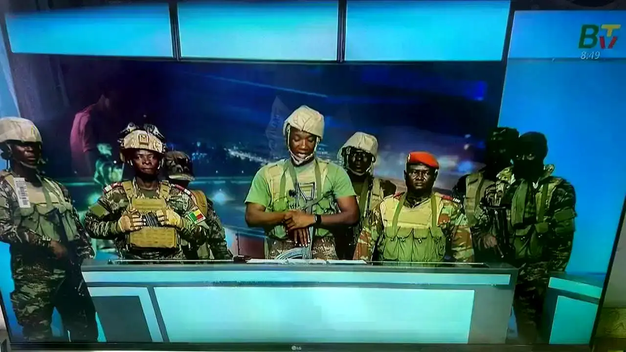 Soldados patrullan en Cotonou tras el intento de golpe de Estado.