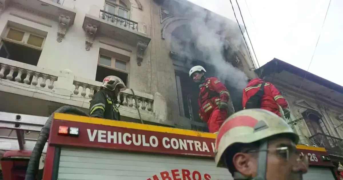 Bomberos trabajando en el incendio de la calle Sagárnaga