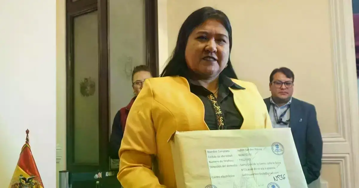 Postulantes llegan a las oficinas de la comision para formalizar el registro.