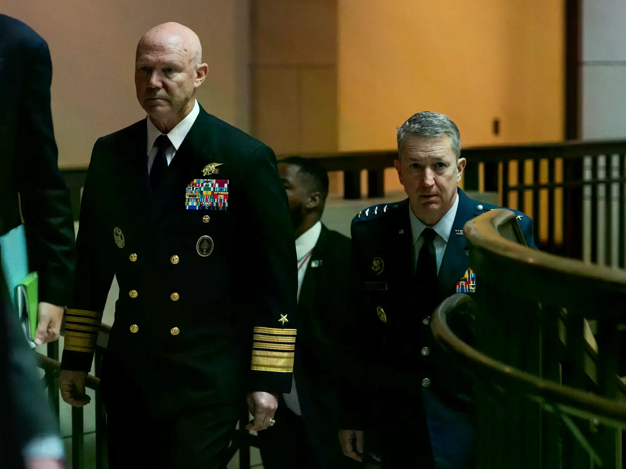 El almirante Frank "Mitch" Bradley y el general Dan Caine llegan a una reunión a puerta cerrada en el Capitolio.