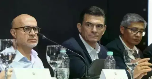Rodrigo Paz junto a dos de sus ministros