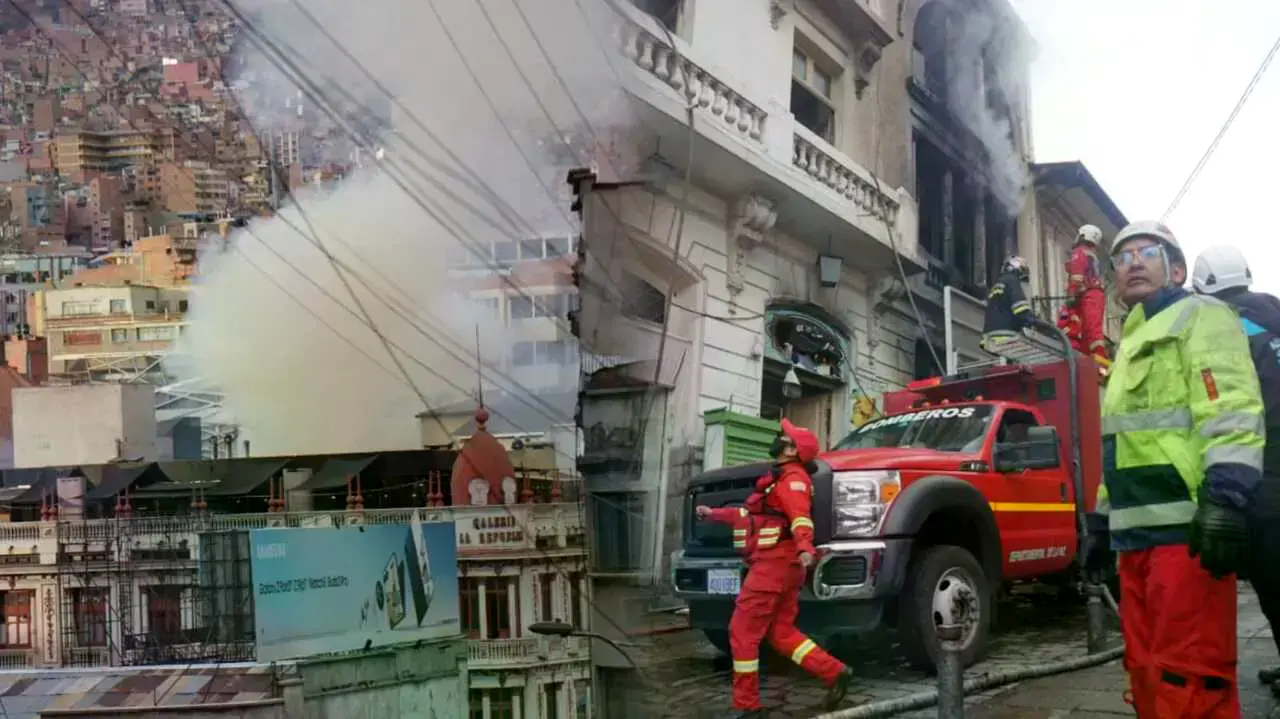 Bomberos trabajan para sofocar el incendio en una casa colonial del centro de La Paz.