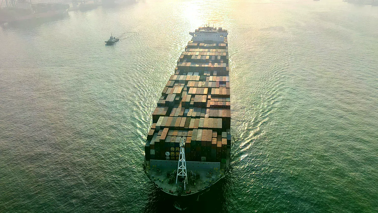 Un portacontenedores navega por el puerto de Qingdao, en la provincia china de Shandong.