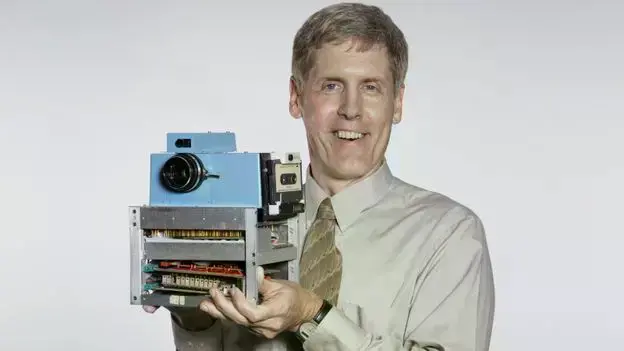 Steve Sasson, inventor de la primera cámara digital portátil, durante sus primeros años en Eastman Kodak.