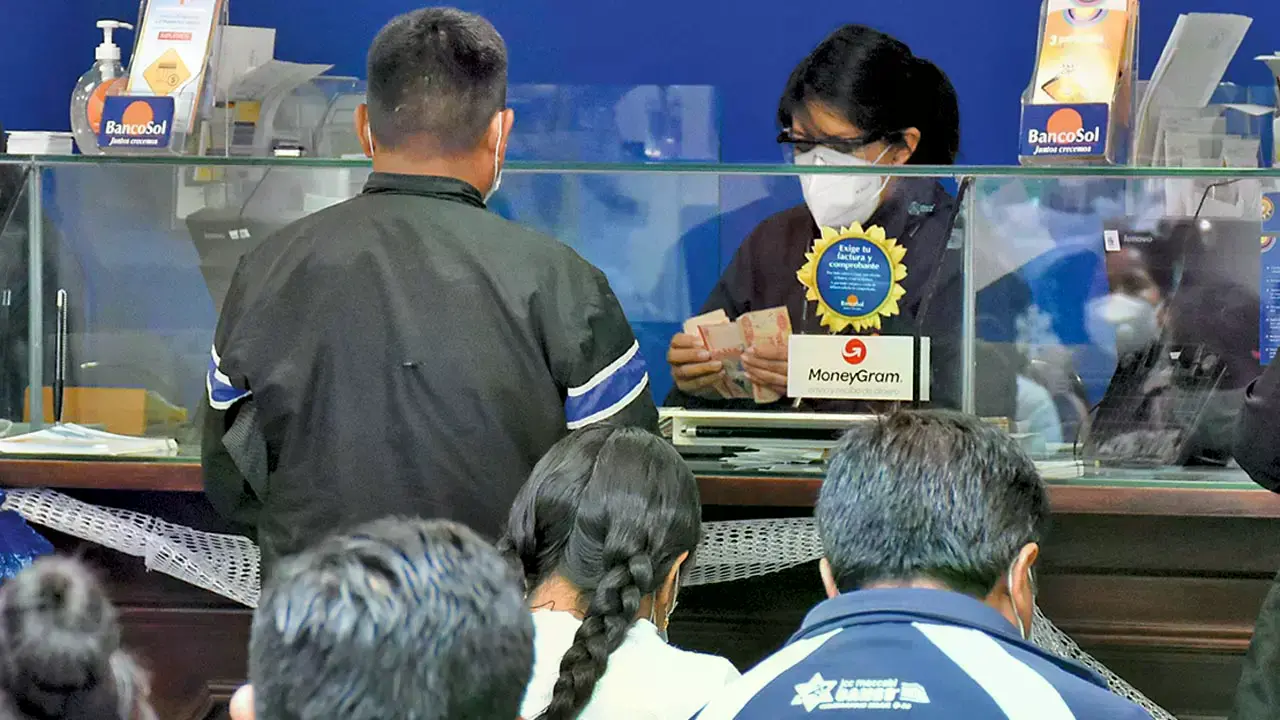 Una persona recibe atención en la caja de BancoSol en Cochabamba.