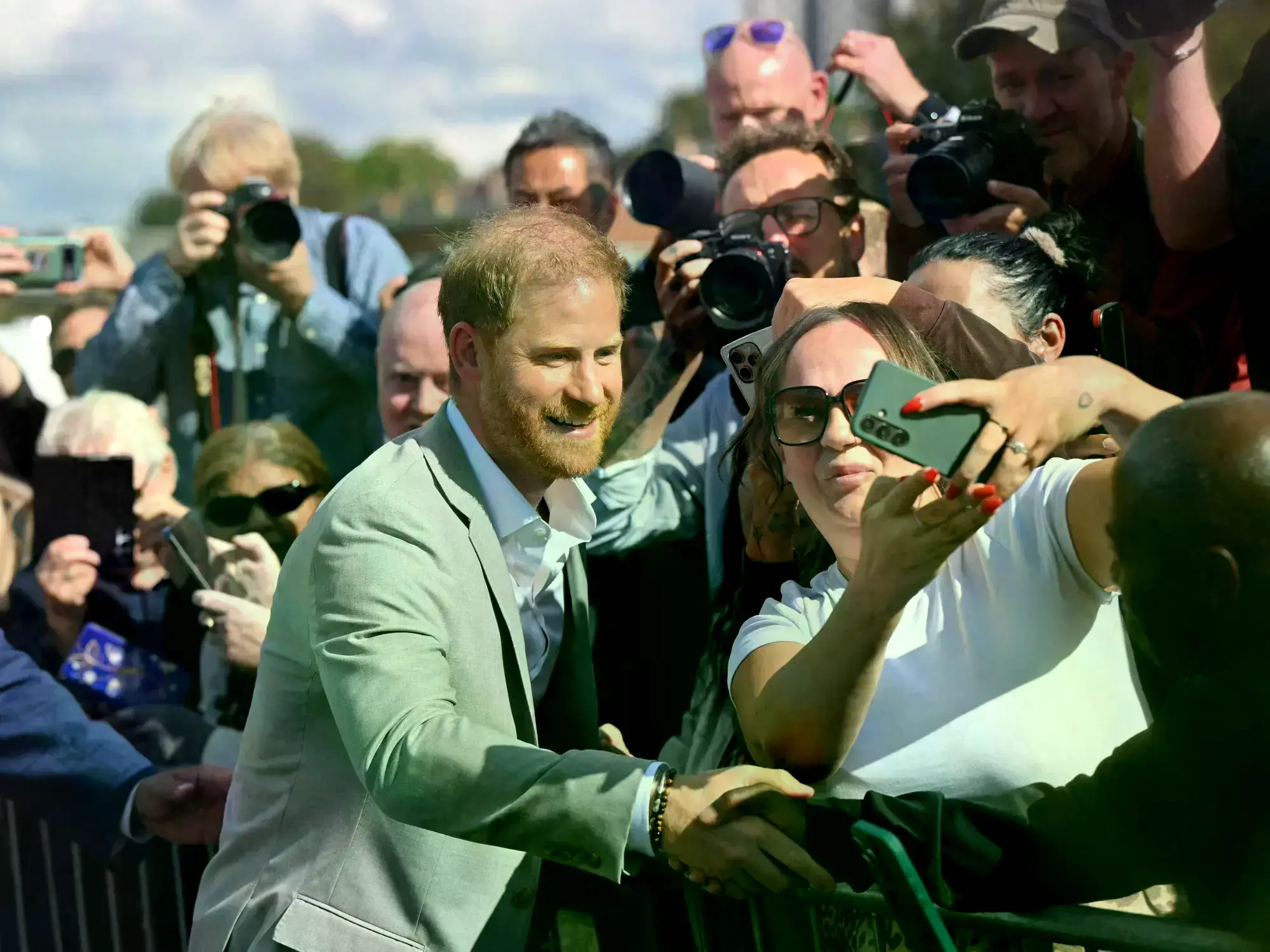 El príncipe Harry saluda a un grupo de personas en Nottingham.
