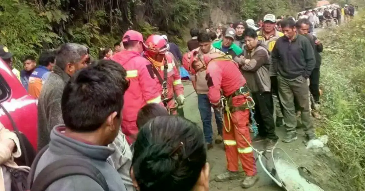 Bomberos rescataron a los heridos en el accidente en la carretera de Los Yungas.