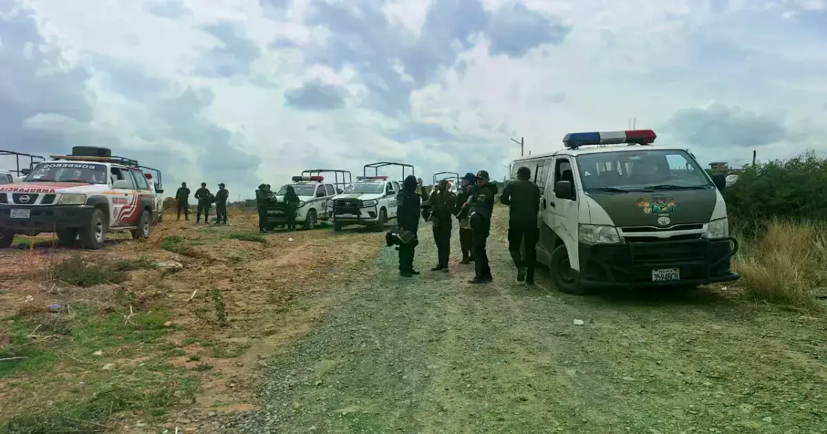 Efectivos policiales resguardan el ingreso al botadero de Cotapachi tras el desbloqueo.