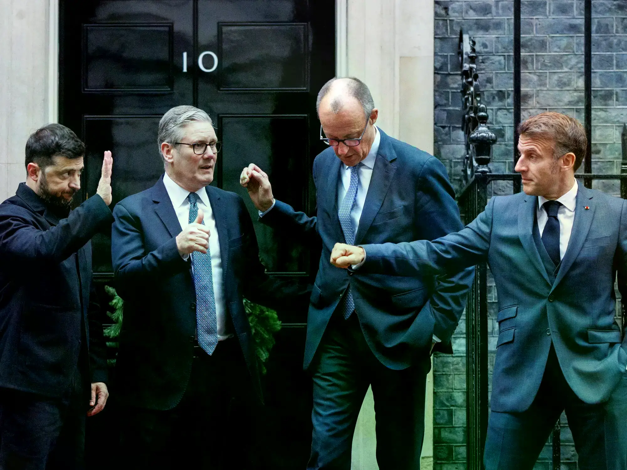 Zelenski, Starmer, Macron y Merz conversan al salir del número 10 de Downing Street.