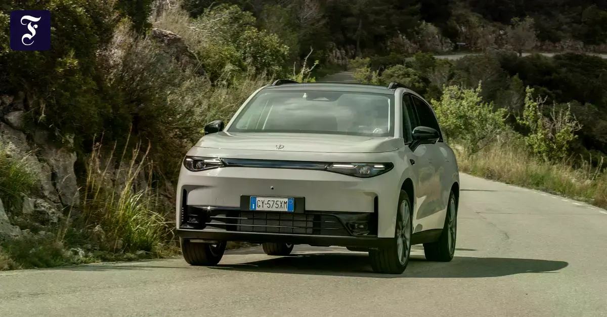 Leapmotor C10 con Range Extender, un vehículo que consume gasolina pero se desplaza con energía eléctrica.