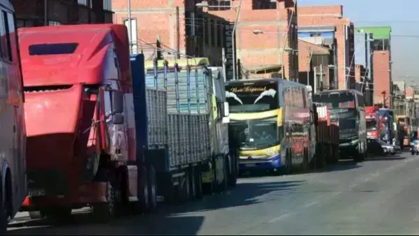 Filas de vehículos esperando diésel.