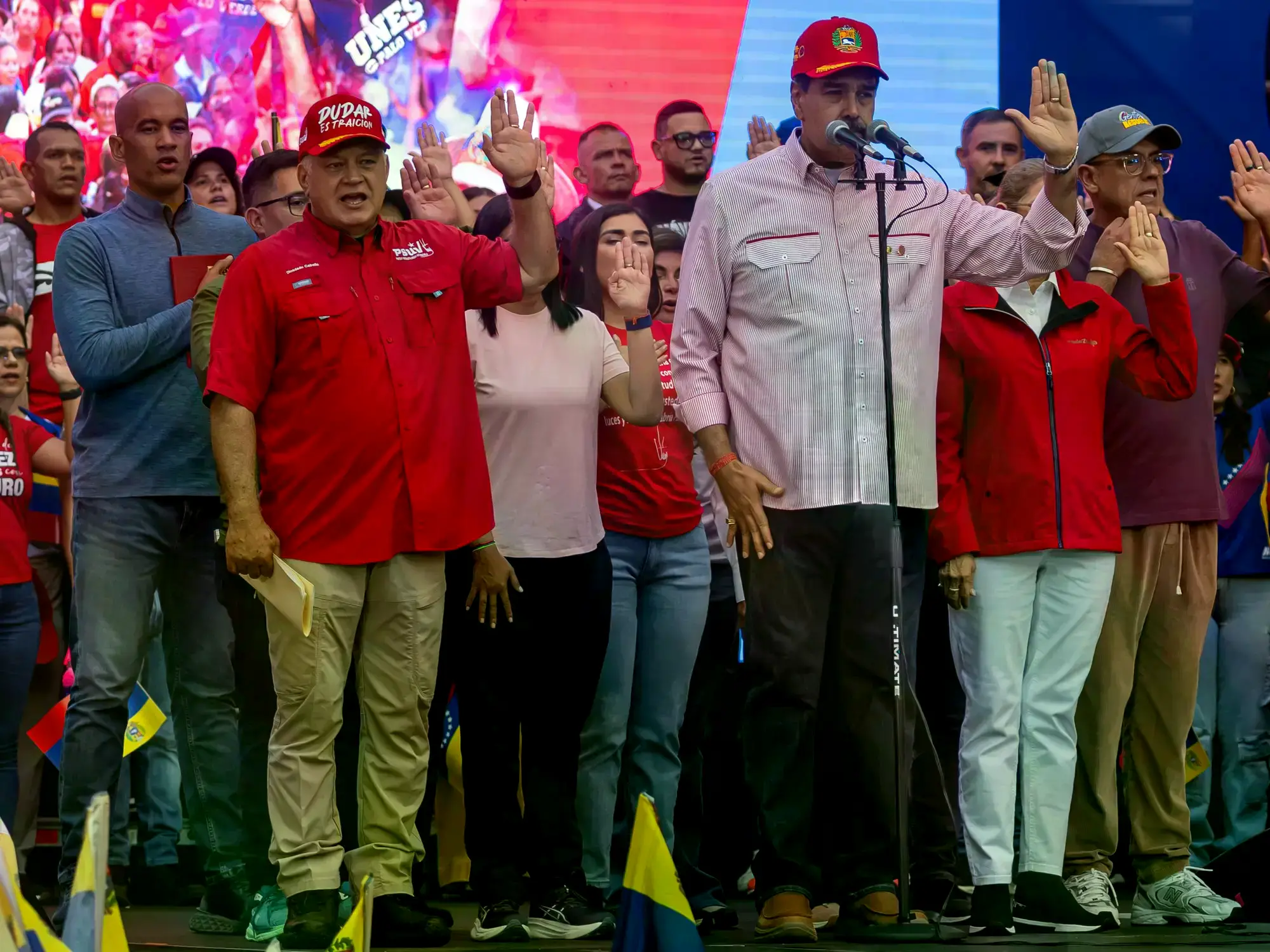 Nicolás Maduro, junto a Diosdado Cabello, saludando en un acto público de juramentación de su buró político, en Caracas.