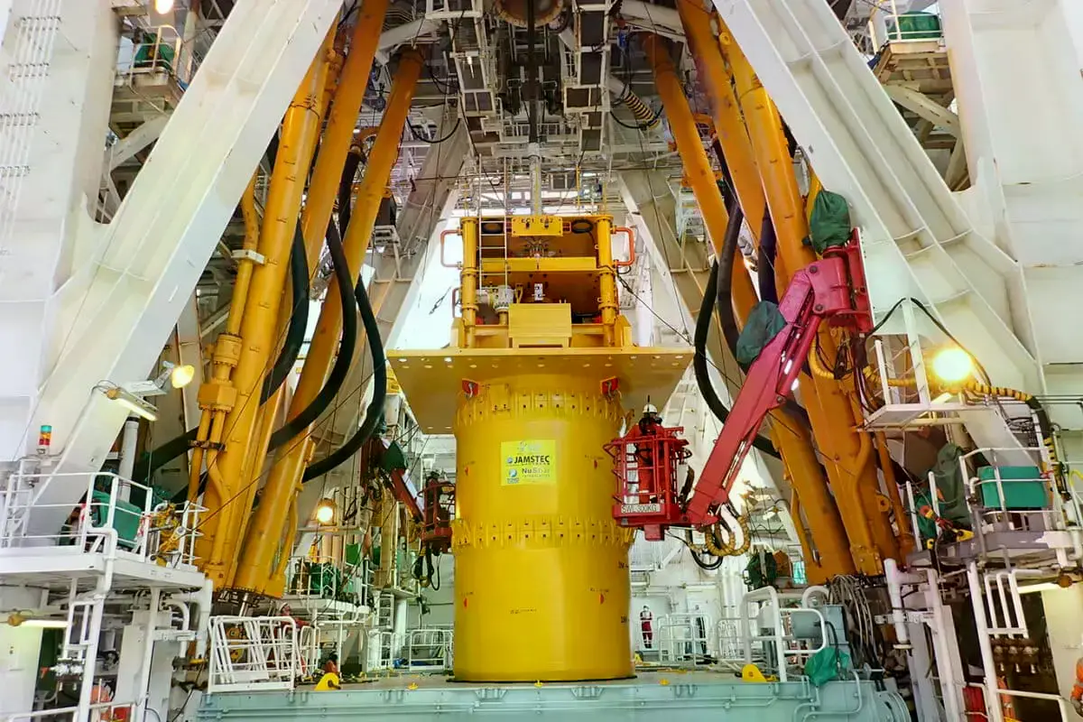 El buque de perforación científica D/V Chikyu, utilizado en la exploración de minerales en aguas profundas.