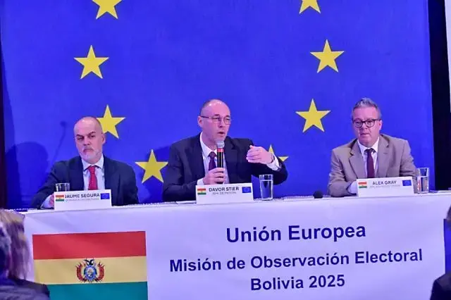 Miembros de la Misión de Observación de la UE, este lunes, en La Paz.