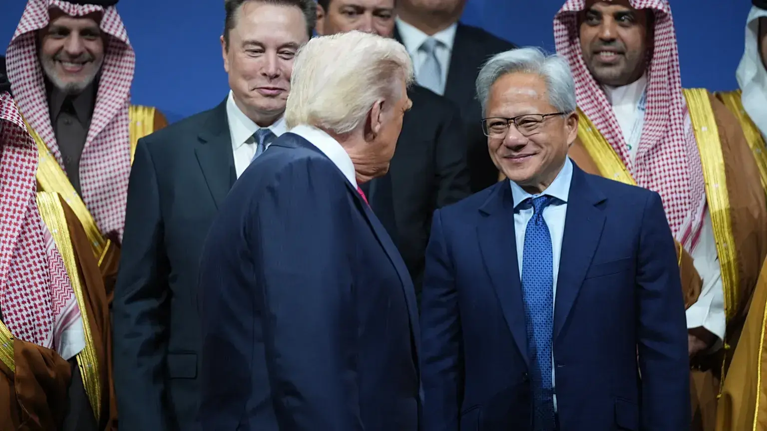 El presidente Donald Trump habla con Elon Musk y el consejero delegado de Nvidia, Jensen Huang, durante el Foro de Inversión