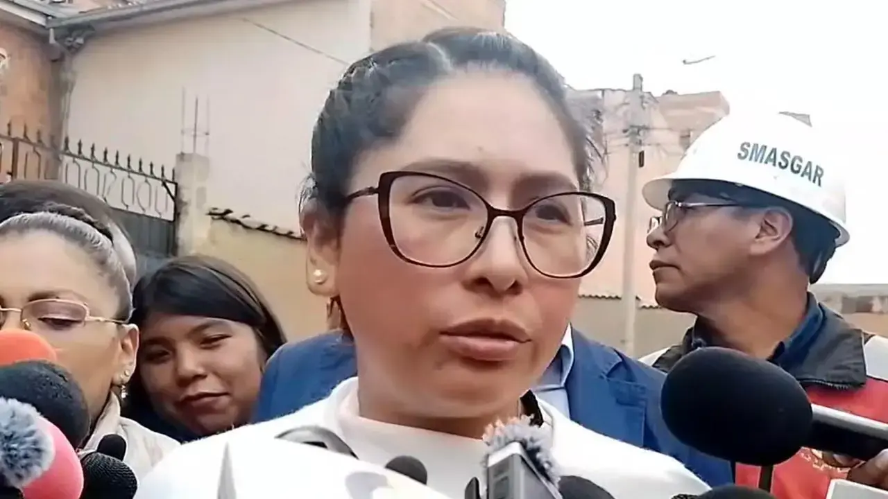 La alcaldesa de El Alto, Eva Copa, brinda declaraciones a los medios.