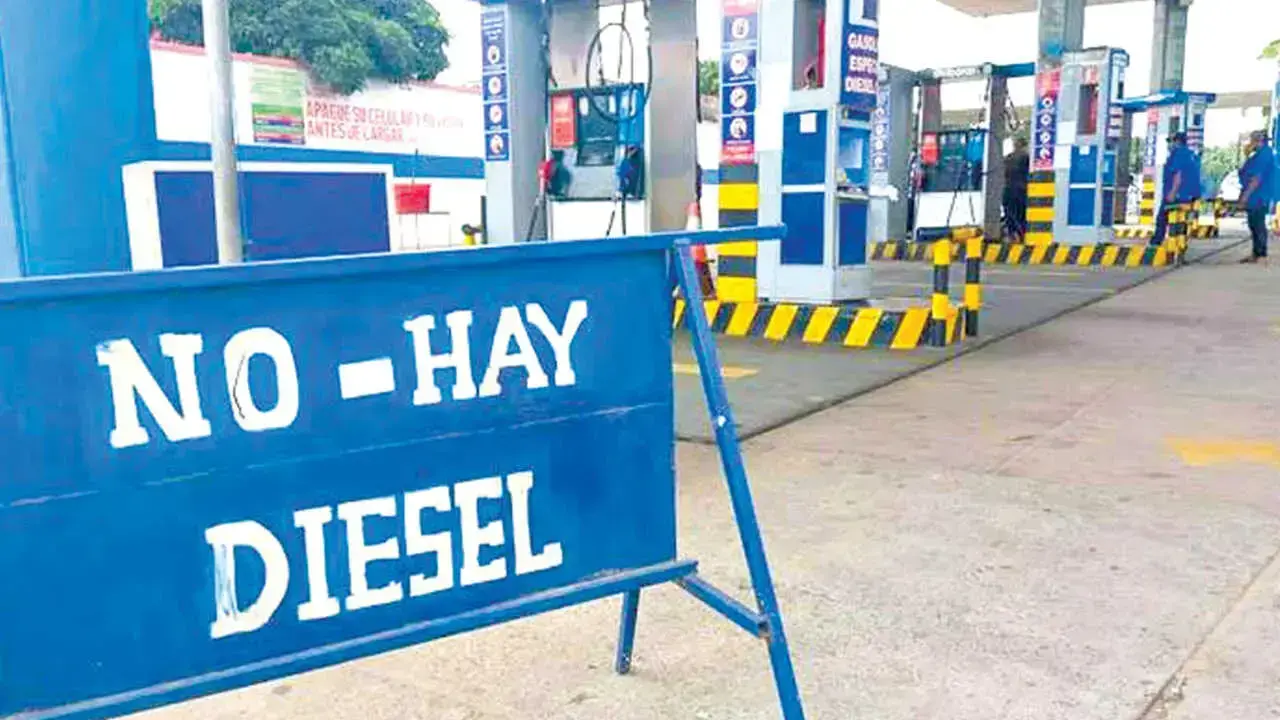 Choferes del transporte público reclaman por la falta de diésel.