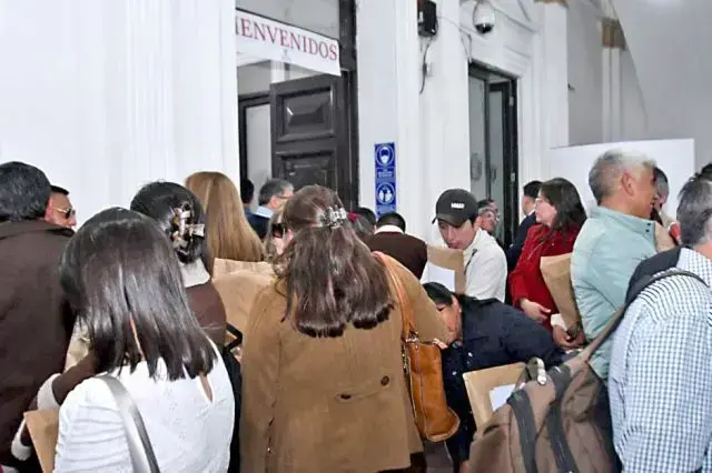 Postulantes en la oficina de recepción de documentos del Legislativo.