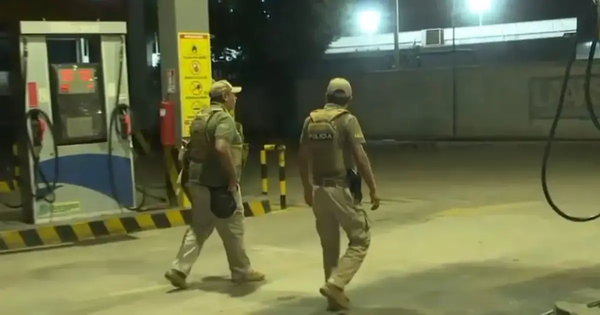 Personal policial analiza las cámaras de seguridad del surtidor atracado.