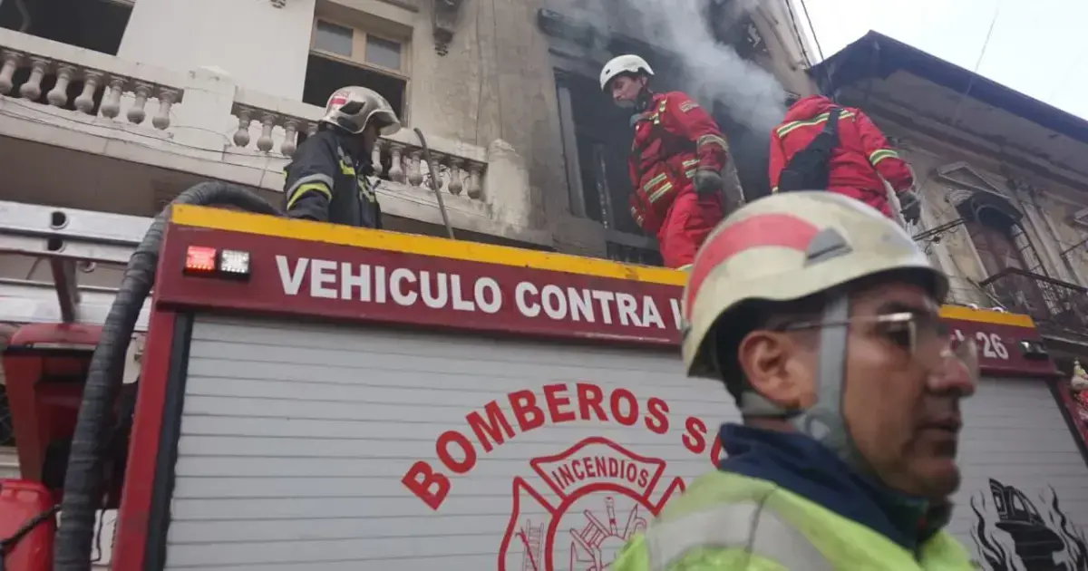 Bomberos trabajan en el incendio de la casa antigua de La Paz.
