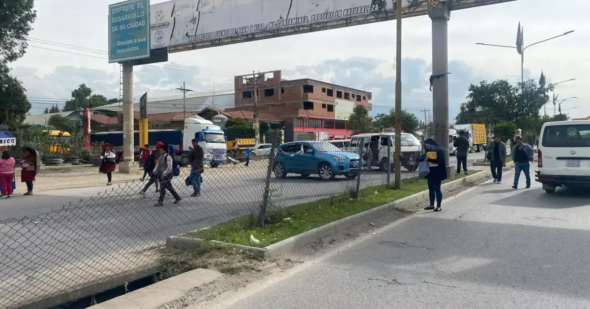 Pobladores de Quillacollo se instalaron sobre la avenida Blanco Galindo, Cochabamba