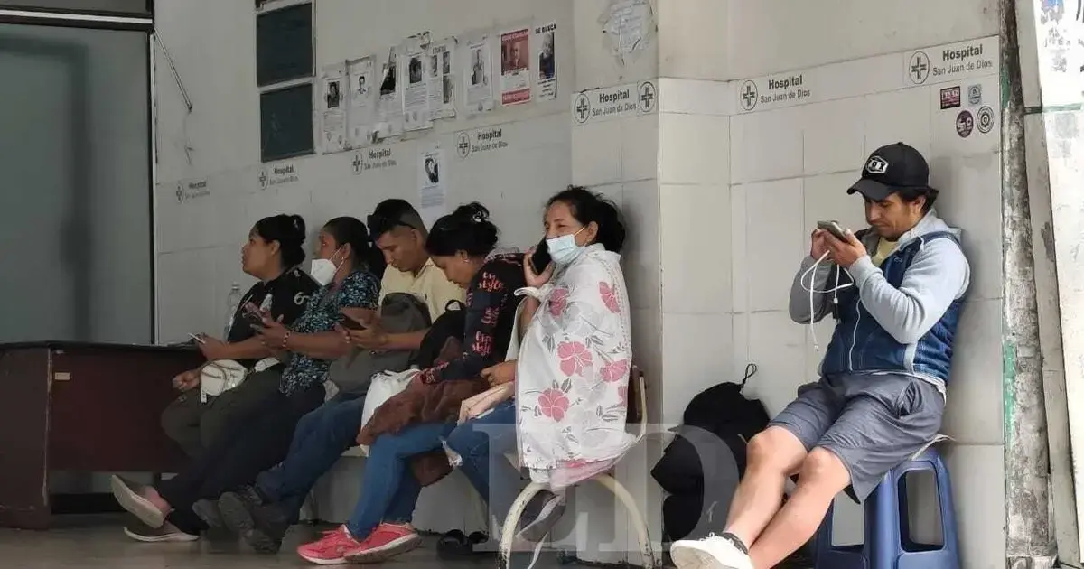 Pacientes esperan por atención en los hospitales durante el paro.