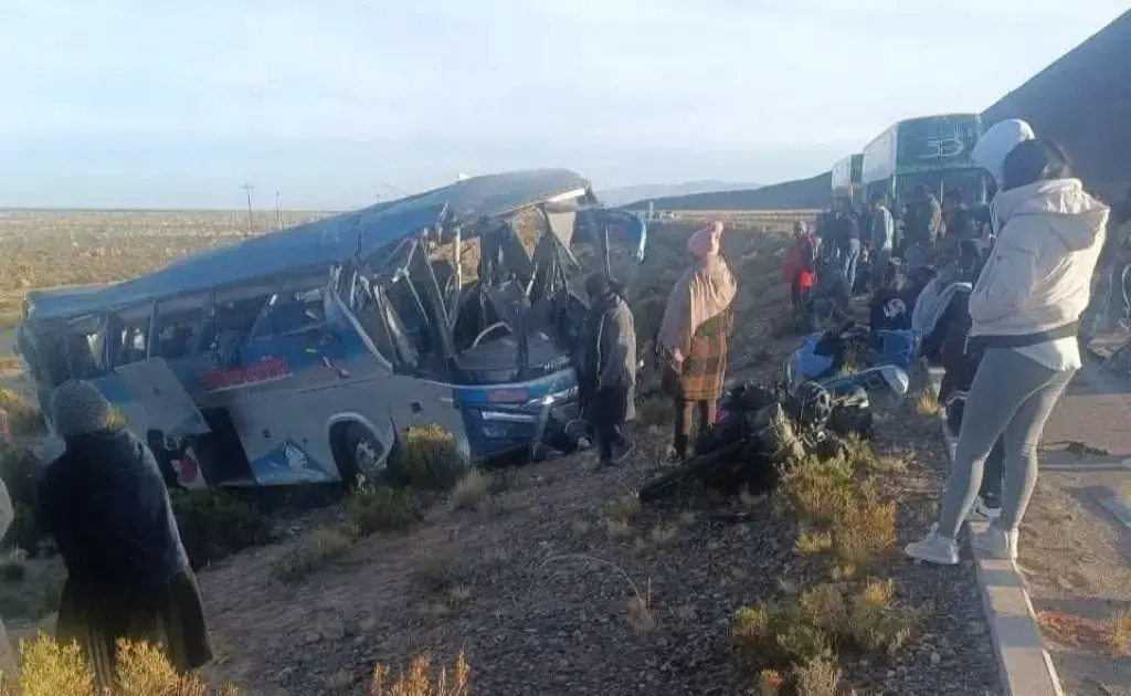 El bus que se salió de la vía en la ruta Oruro - Potosí.