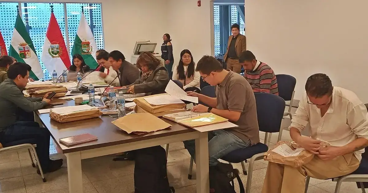 Veedores participan del proceso de revisión de postulaciones.