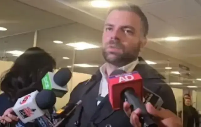 El senador José Ormachea durante una conferencia de prensa.