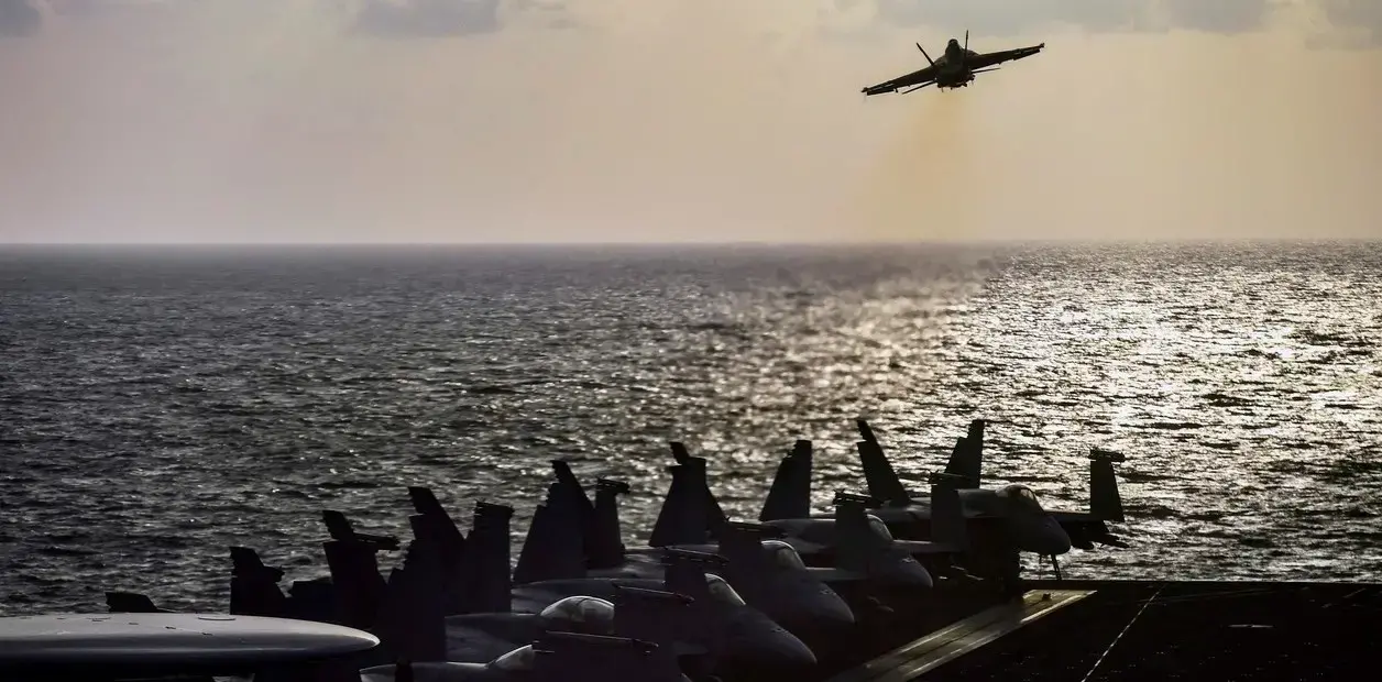 Un avión de combate F-18 despega del portaaviones Harry S. Truman en el Mediterráneo.