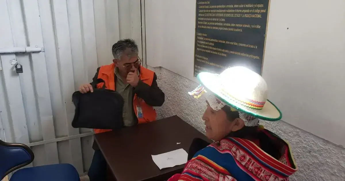 El jefe del MNP, Juan Ledezma, durante la verificacion de condiciones de detencion en las celdas de la Felcc.