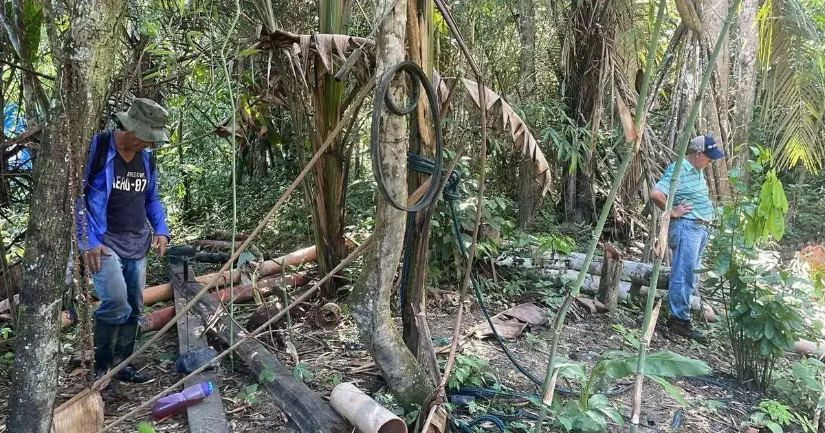 Indicios en la selva muestran rastros de campamentos ocultos y maquinaria empleada por mineros ilegales.