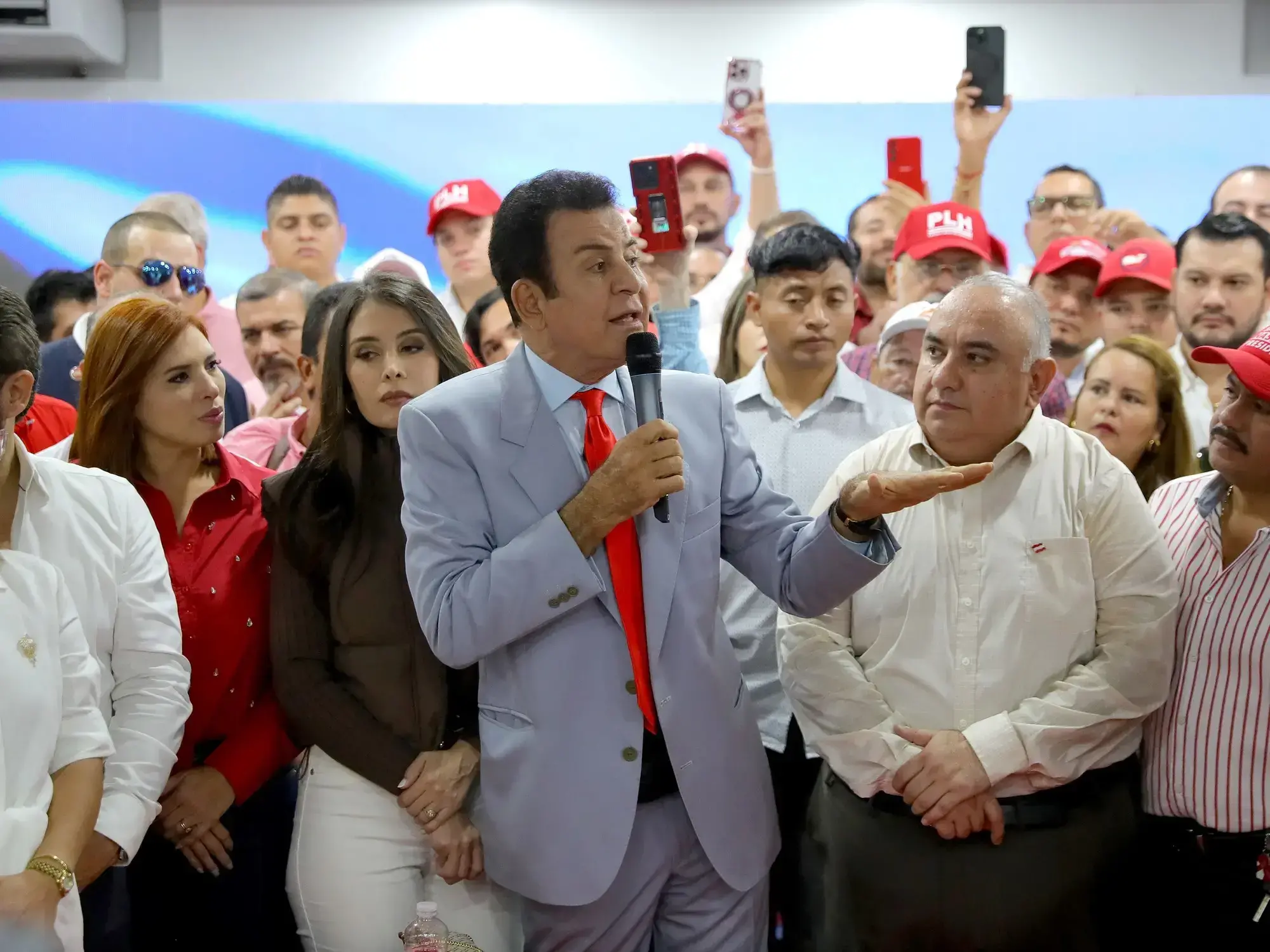 El candidato a la Presidencia de Honduras por el partido Liberal, Salvador Nasralla, habla durante una reunión.