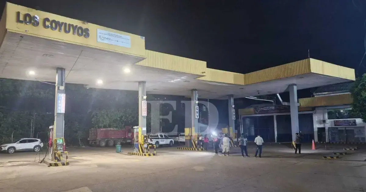 Imágenes de cámaras de seguridad registraron el atraco en el surtidor.