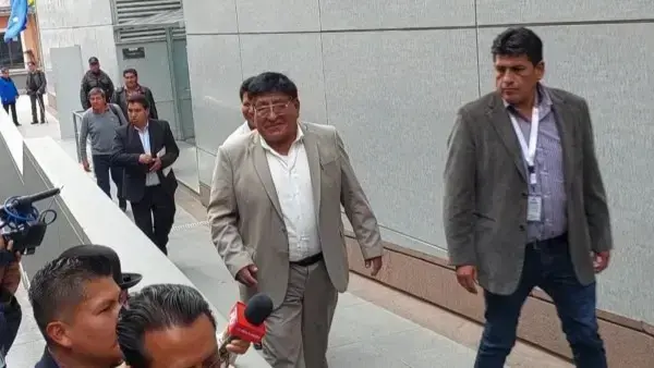 Lucio Gómez y otros dirigentes salen de la Casa Grande del Pueblo.