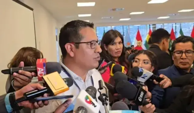 El senador Daniel Ortiz durante una conferencia de prensa.