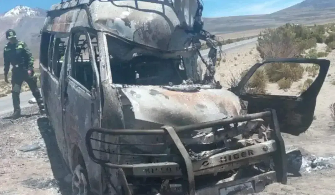 Uno de los autos terminó calcinado tras el choque.