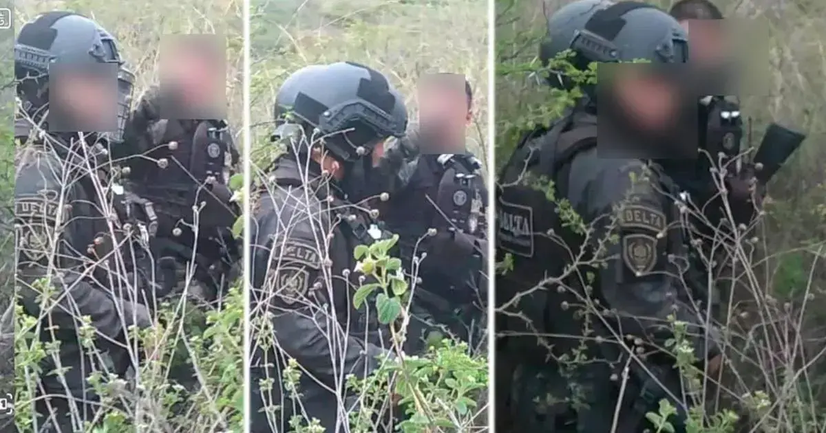 El presunto policía muestra su arma en las fotografías.